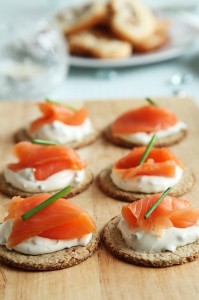 Smoked Salmon & Chives on Crackers © Pixabay